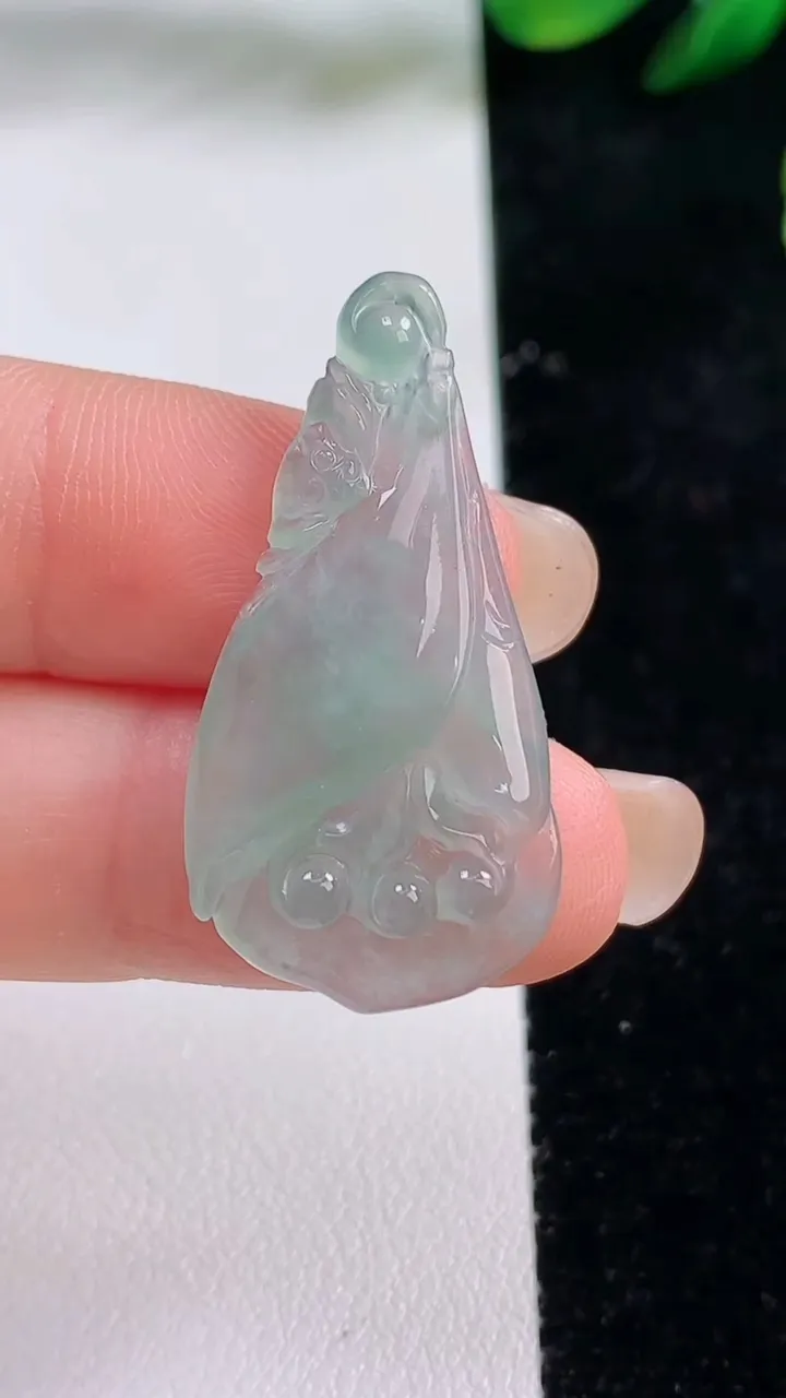 天然A货翡翠玉兰花吊坠，尺寸34.4-17-4.2，重量:3.26g
8月27日