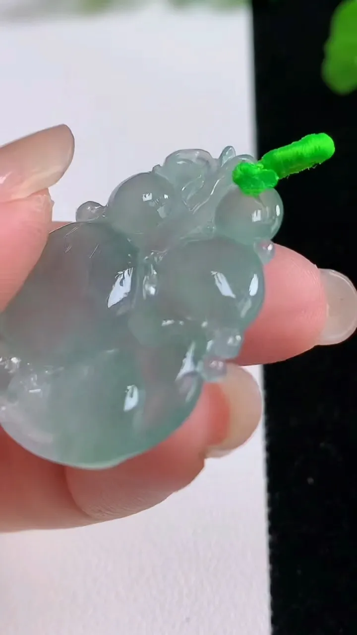 天然A货翡翠生肖猴吊坠，尺寸34.6-26.2-5.3，重量:7.29g
8月27日
