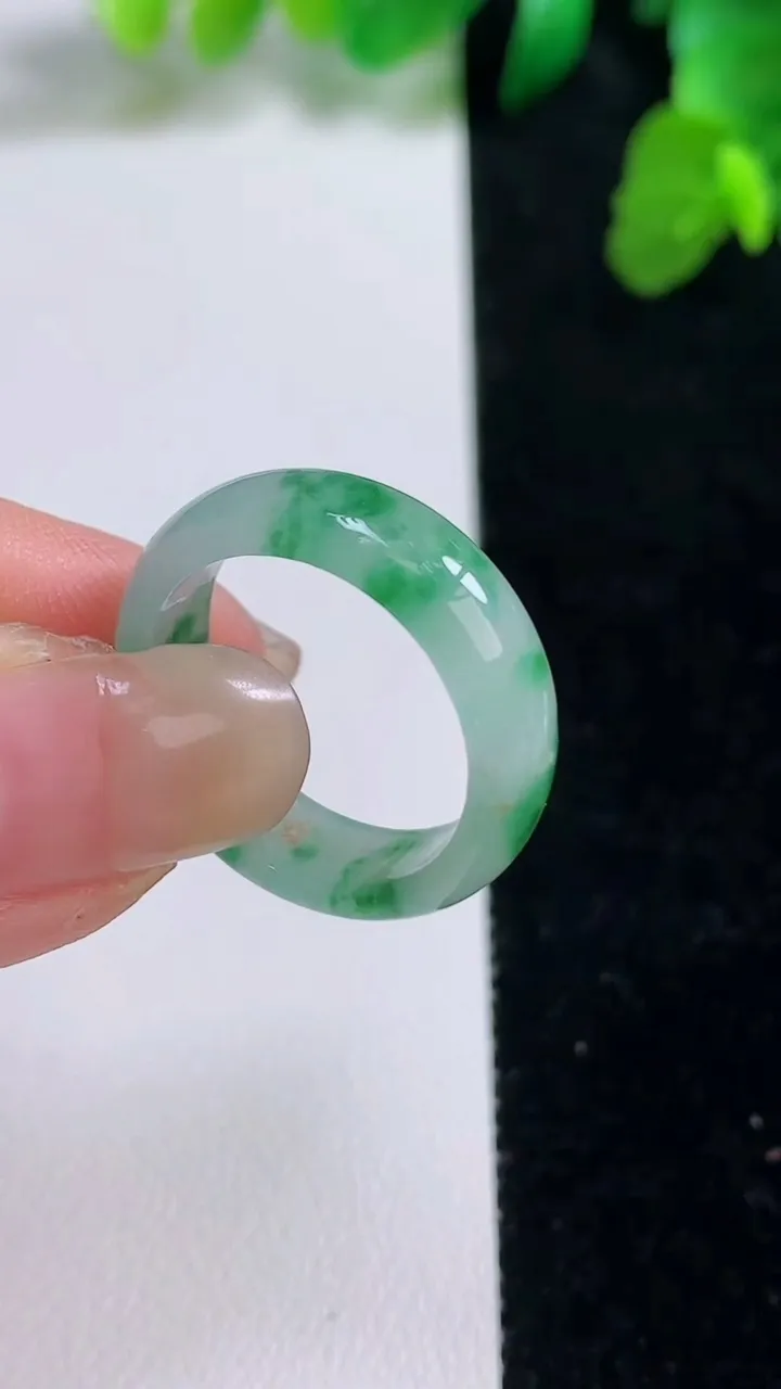 天然A货翡翠戒指指环，尺寸18.5-6-2.7，重量:3.63g2025年8月27日
工厂直销收藏佳品,种好水足，色泽均匀，有种有色，上手高大气！