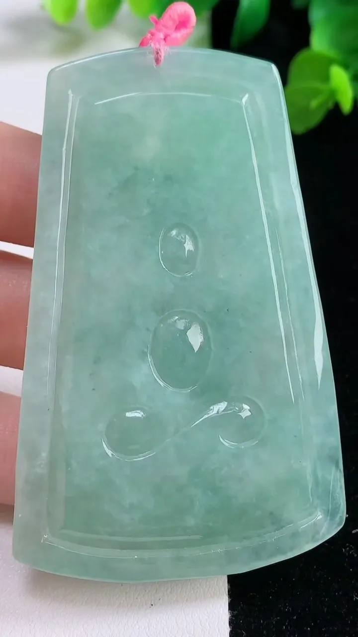 天然A货翡翠祥龙大日如来吊坠，尺寸72.3-45-6，重量:39.03g
8月27日
