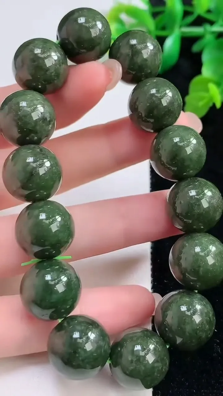 天然A货翡翠圆珠手串14颗，尺寸 16，重: 86.51g8月27日
工厂直销收藏佳品,种好水足，色泽均匀，有种有色，上手高大气！