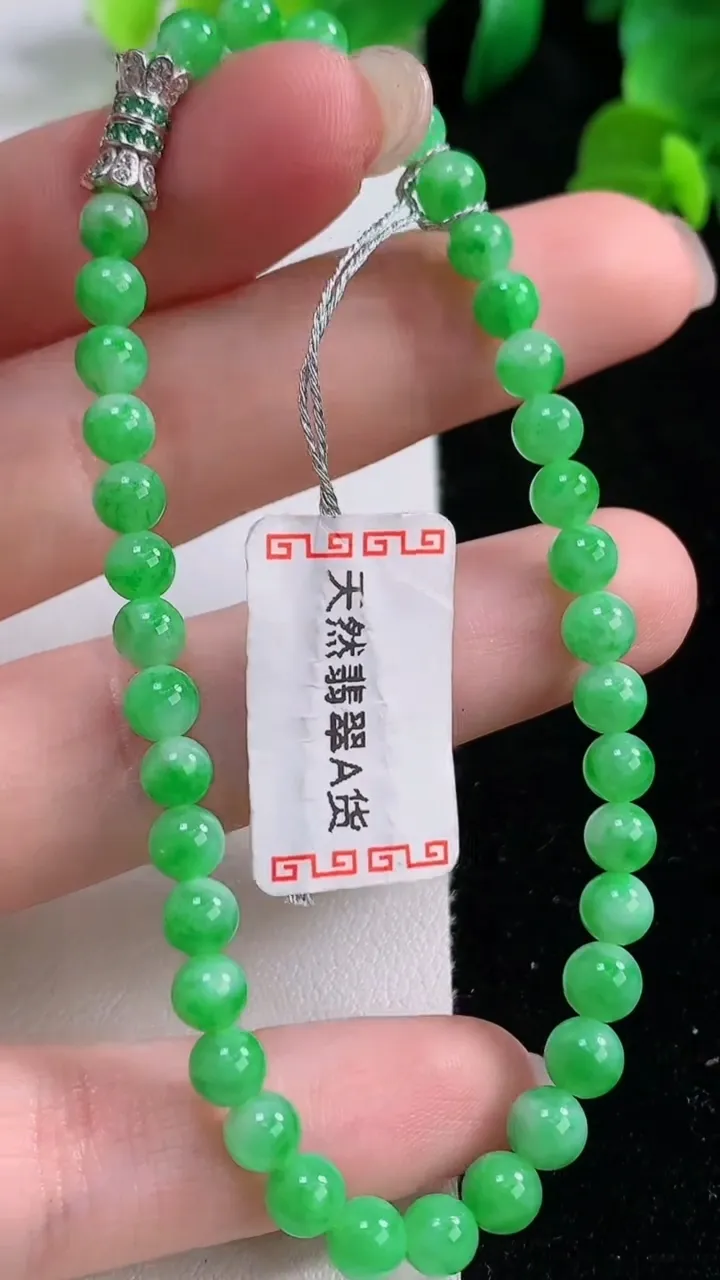 天然A货翡翠圆珠手串，尺寸4.8-38颗，重量:8.75g8月27日
工厂直销收藏佳品,种好水足，色泽均匀，有种有色，上手高大气！
