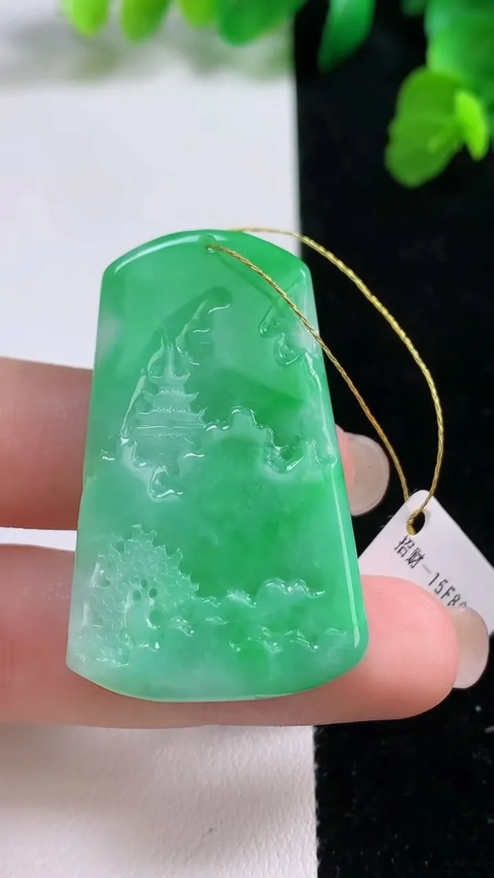 天然A货翡翠山水牌吊坠，尺寸44.6-25.8-6，重量:17.30g
8月27日