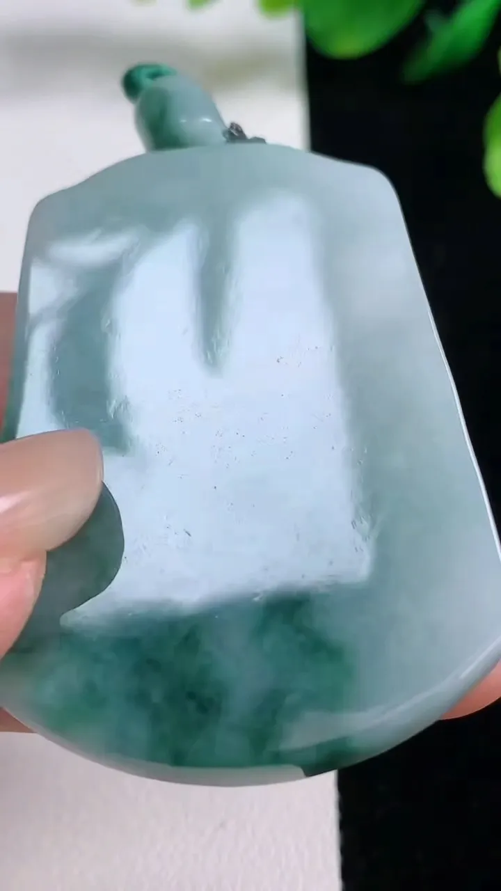 天然A货翡翠飘花仿古龙牌 无事牌吊坠，尺寸50.6-36.7-5.4，重量:28.93g
8月27日