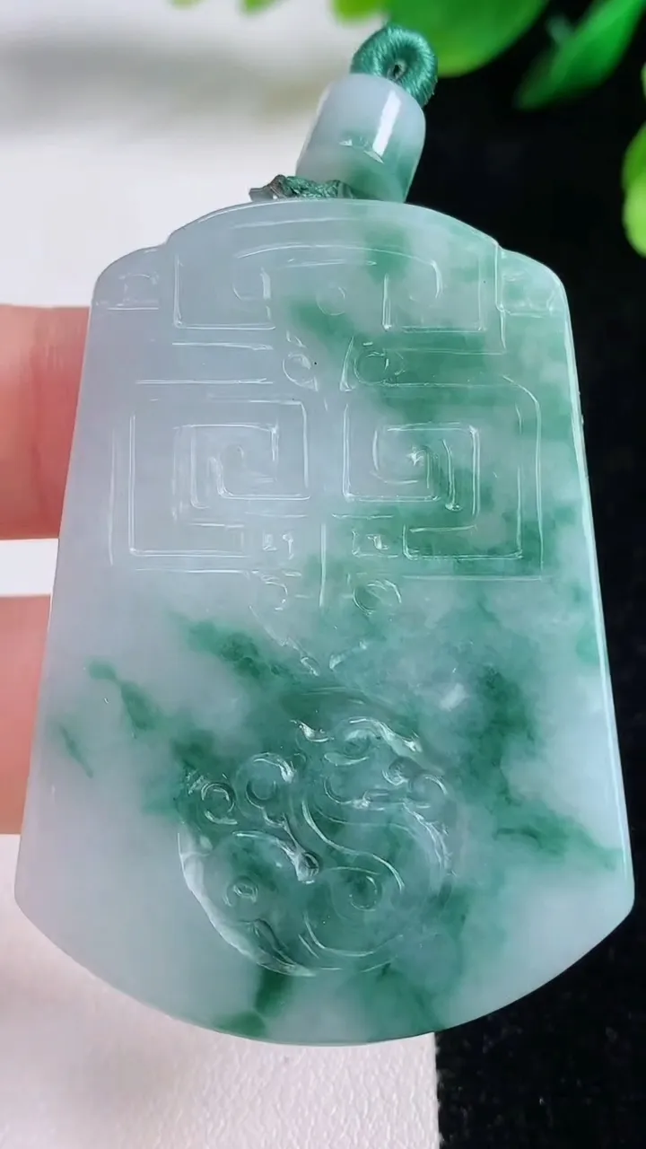 天然A货翡翠飘花仿古龙牌 无事牌吊坠，尺寸50.6-36.7-5.4，重量:28.93g
8月27日