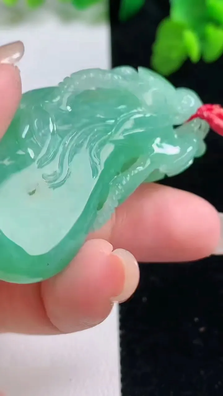 天然A货翡翠福瓜吊坠，尺寸54.5-24.5-12.3，重量:31.07g
8月27日