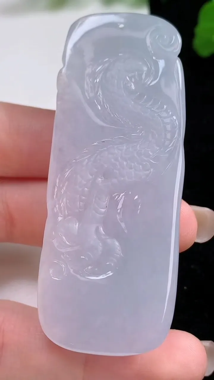 天然A货翡翠紫罗兰龙牌吊坠，尺寸68-25.8-12，重量:38.48g
8月27日