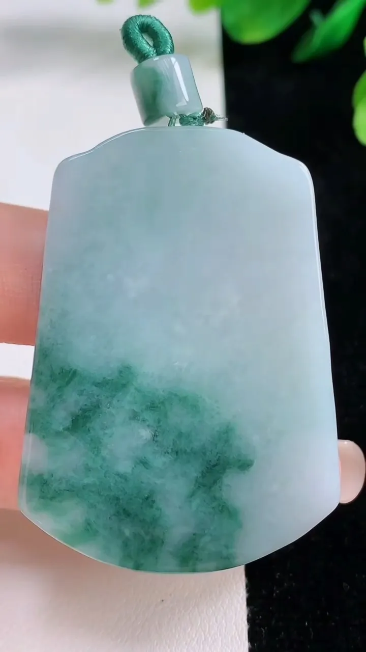 天然A货翡翠飘花仿古龙牌 无事牌吊坠，尺寸50.6-36.7-5.4，重量:28.93g
8月27日