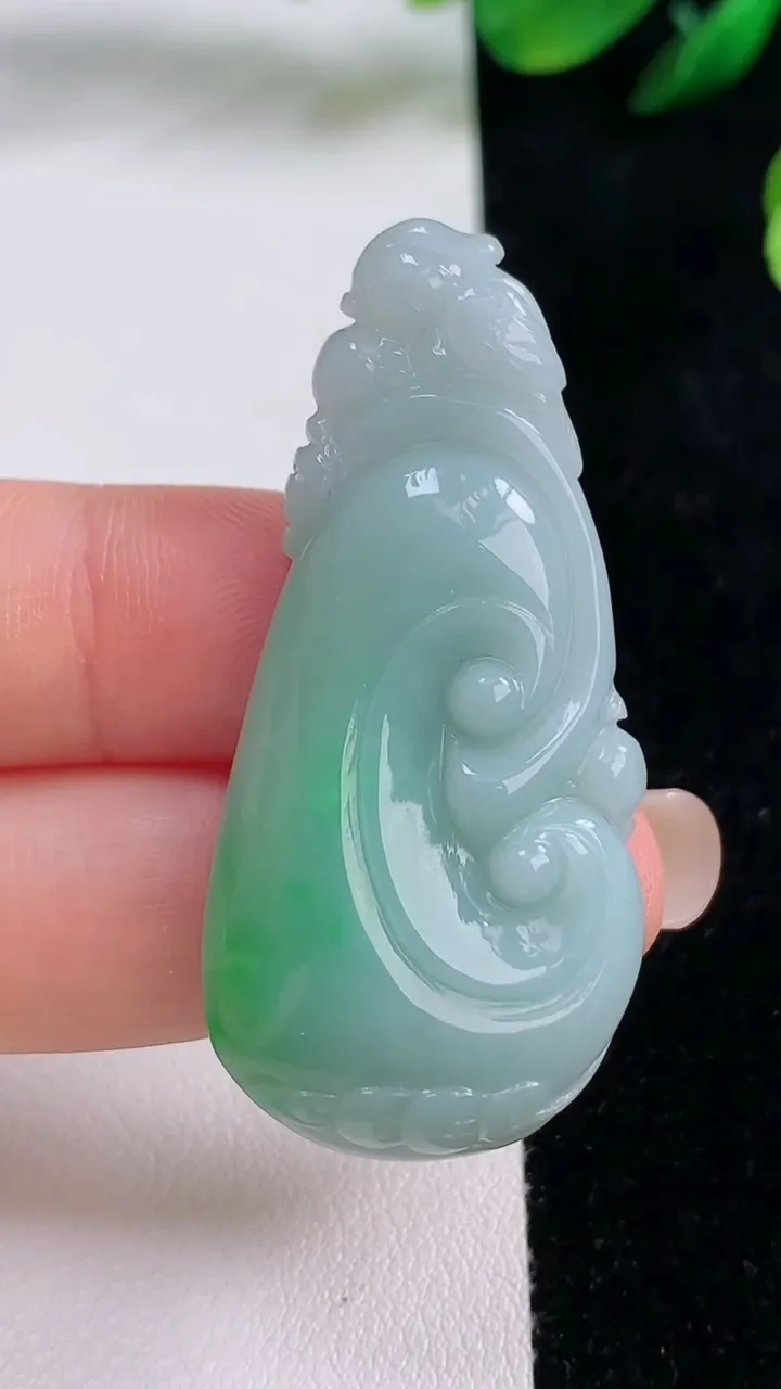 天然A货翡翠如意吊坠，尺寸48.5-22.8-7，重量:12.30g
8月27日