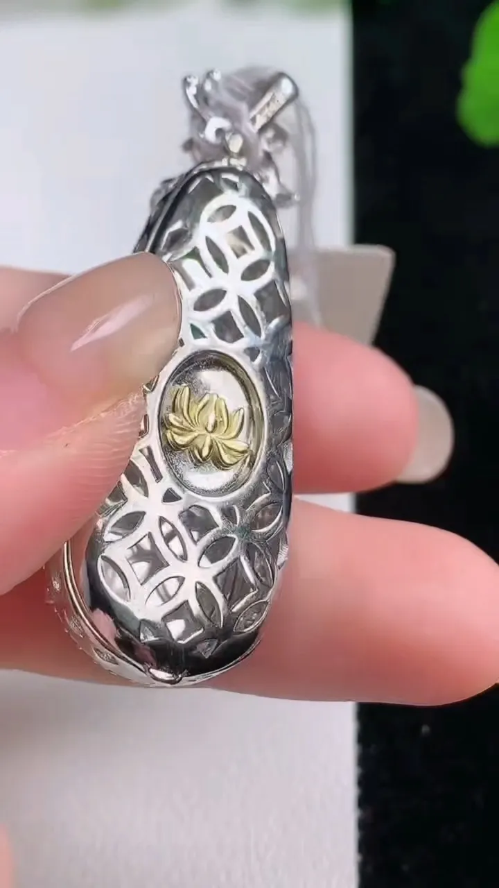 天然A货翡翠福豆吊坠，尺寸51.3-18.3-11，裸石33.2-15.6重量:10.36g
8月27日