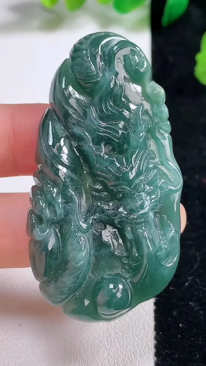 天然A货翡翠蓝水龙牌吊坠，尺寸60.5-36.7-8.4，重:28.41g
8月27日