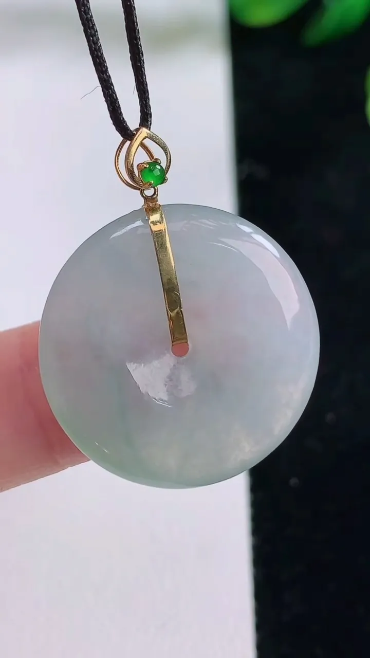 天然A货翡翠种飘花平安扣吊坠，尺寸23.4-3.8，重量:4.68g
8月27日