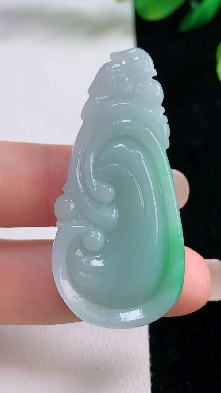 天然A货翡翠如意吊坠，尺寸48.5-22.8-7，重量:12.30g
8月27日