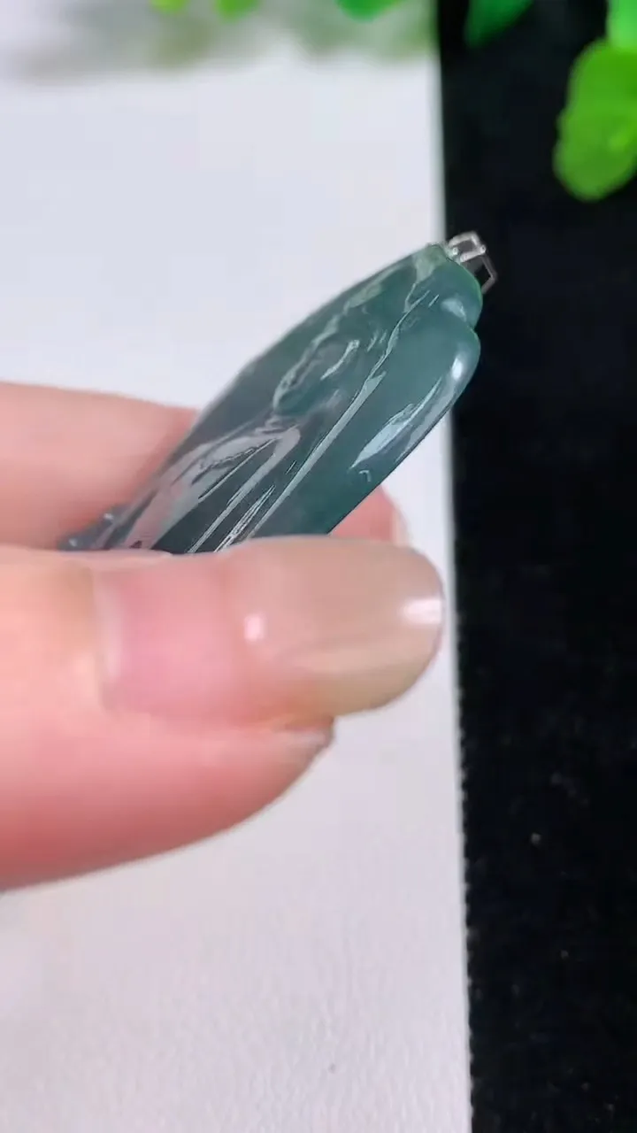 天然A货翡翠18k金蓝水素衣观音吊坠，尺寸54.6-33.6-3.3，重量:15.20g
8月27日