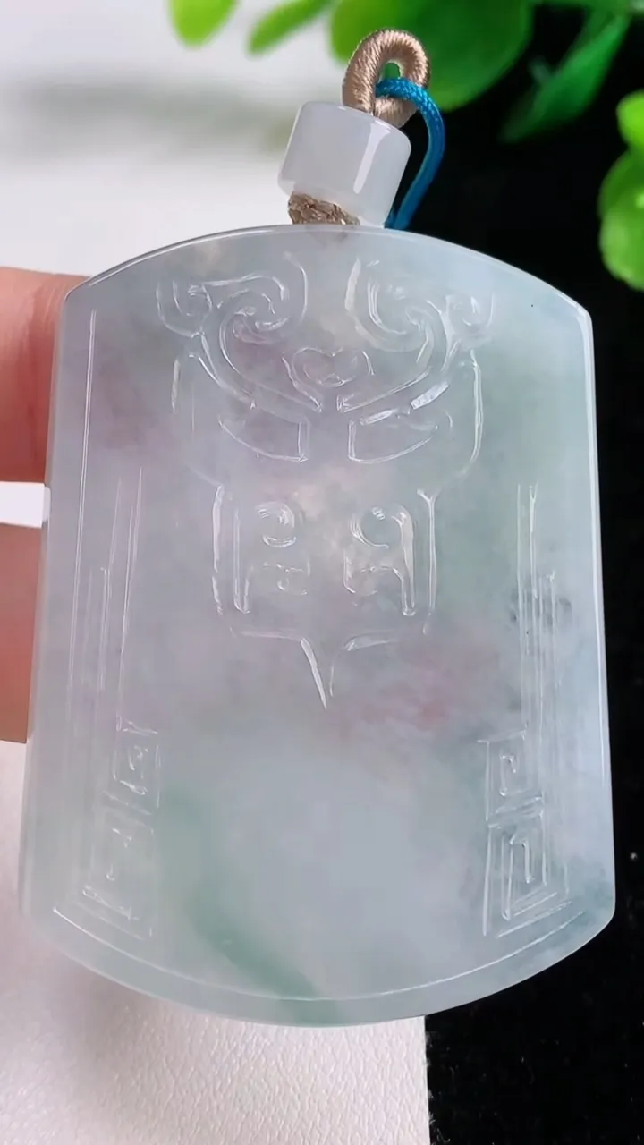 天然A货翡翠仿古无事牌吊坠，尺寸54.7-41.2-3.3，重量:23.65g
8月27日