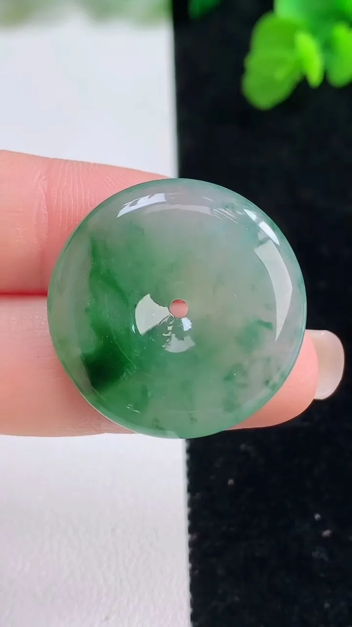 天然A货翡翠平安扣吊坠，尺寸26.4-4.8，重量:7.50g
8月27日