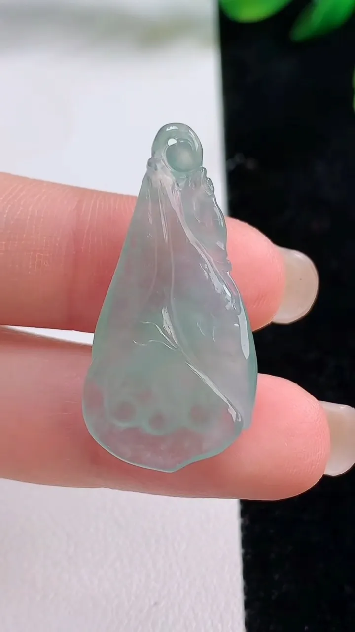 天然A货翡翠玉兰花吊坠，尺寸34.4-17-4.2，重量:3.26g
8月27日
