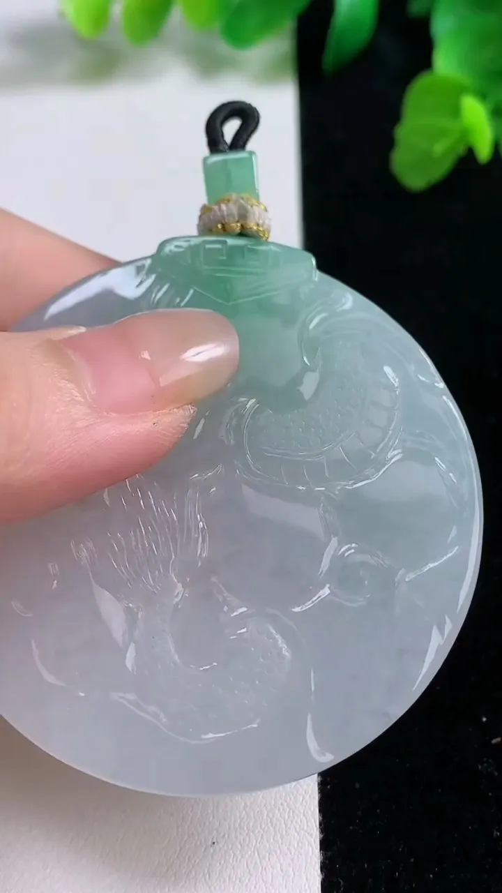 天然A货翡翠龙牌吊坠，尺寸55-53.5-6，重量:41.46g
8月27日