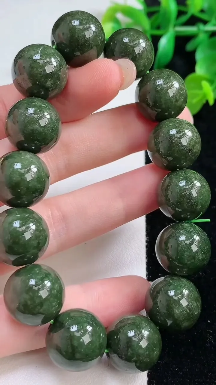 天然A货翡翠圆珠手串14颗，尺寸 16，重: 86.51g8月27日
工厂直销收藏佳品,种好水足，色泽均匀，有种有色，上手高大气！