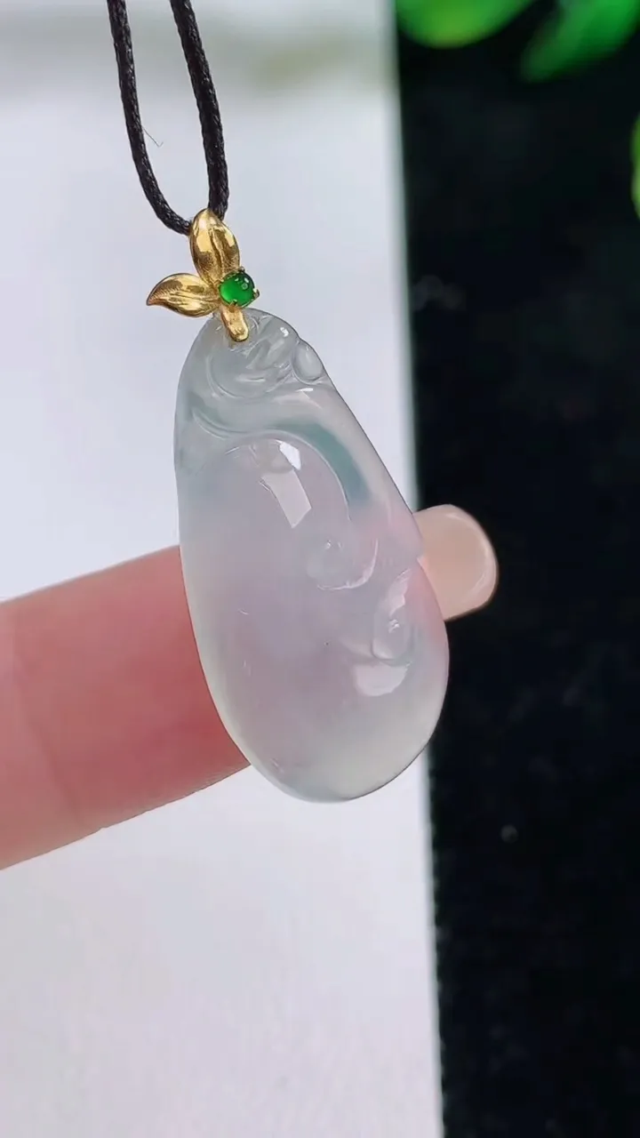 天然A货翡翠种白冰如意吊坠，尺寸26.8-12-3.6，重量:2.48g
8月27日