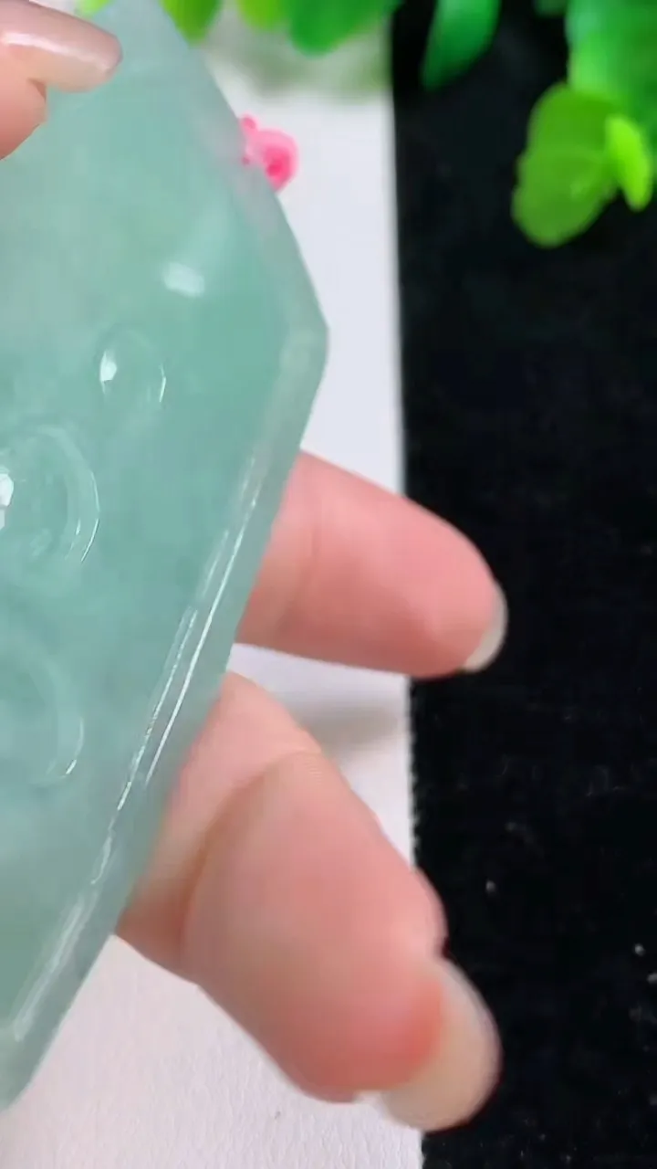 天然A货翡翠祥龙大日如来吊坠，尺寸72.3-45-6，重量:39.03g
8月27日