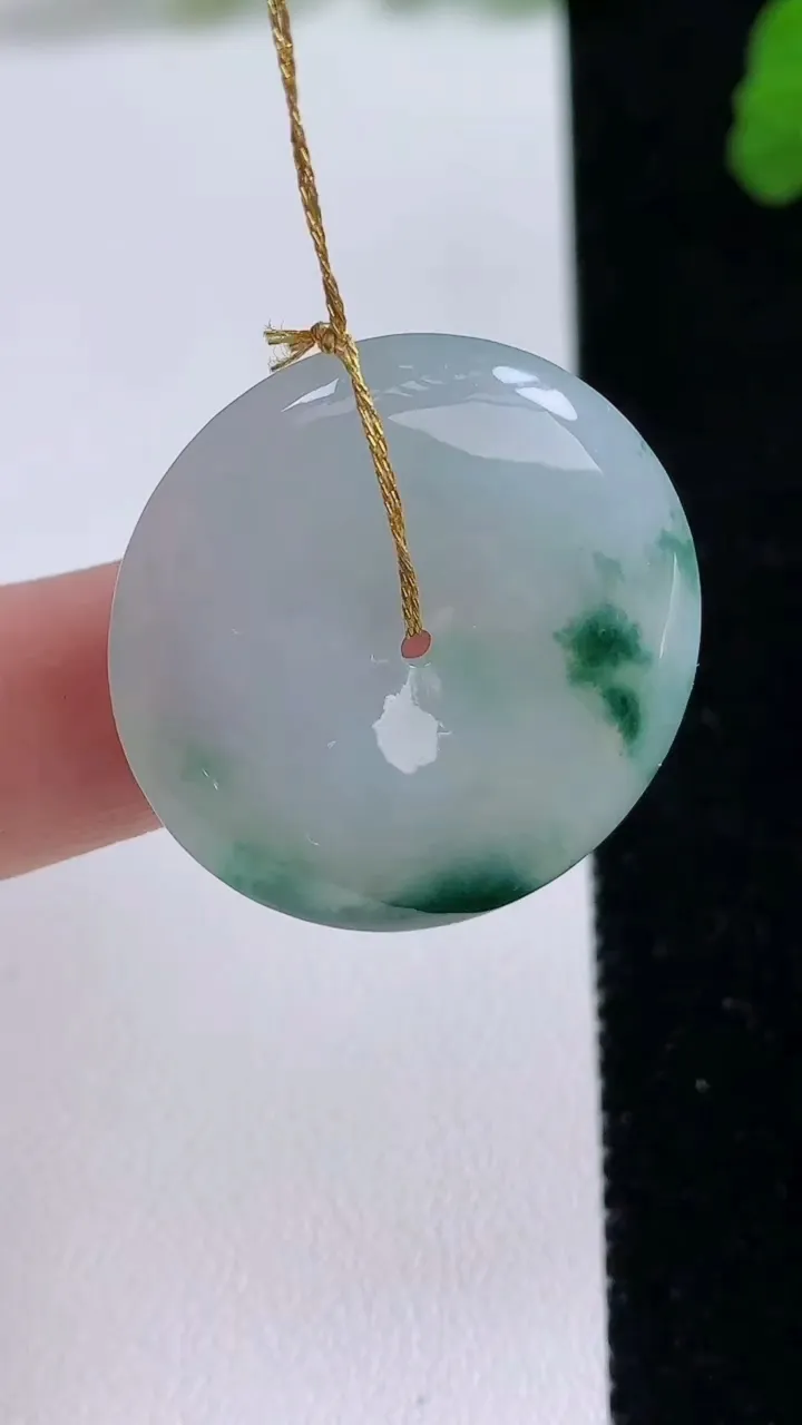 天然A货翡翠飘花平安扣吊坠，尺寸27.8-5.7，重量:9.57g
8月27日
