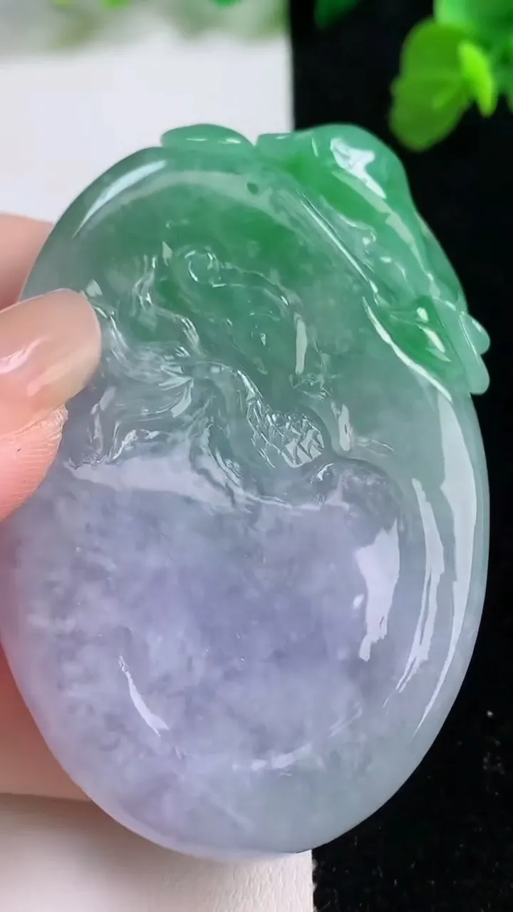 天然A货翡翠春带彩 紫罗兰龙牌吊坠，尺寸66-45-13，重:75.77g
8月27日