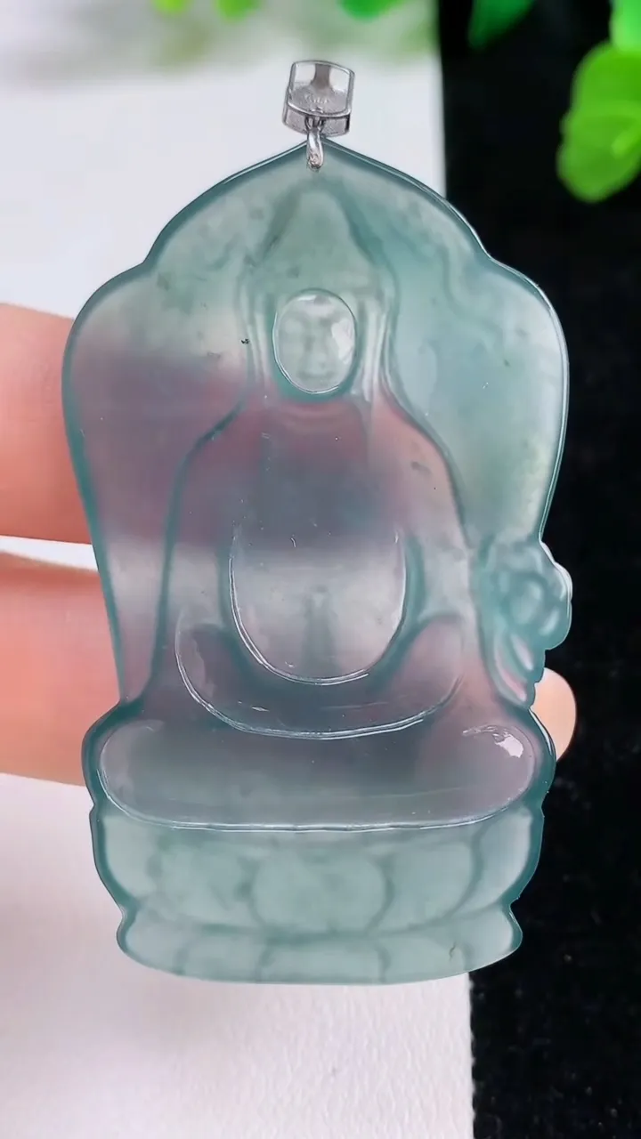 天然A货翡翠18k金蓝水素衣观音吊坠，尺寸54.6-33.6-3.3，重量:15.20g
8月27日