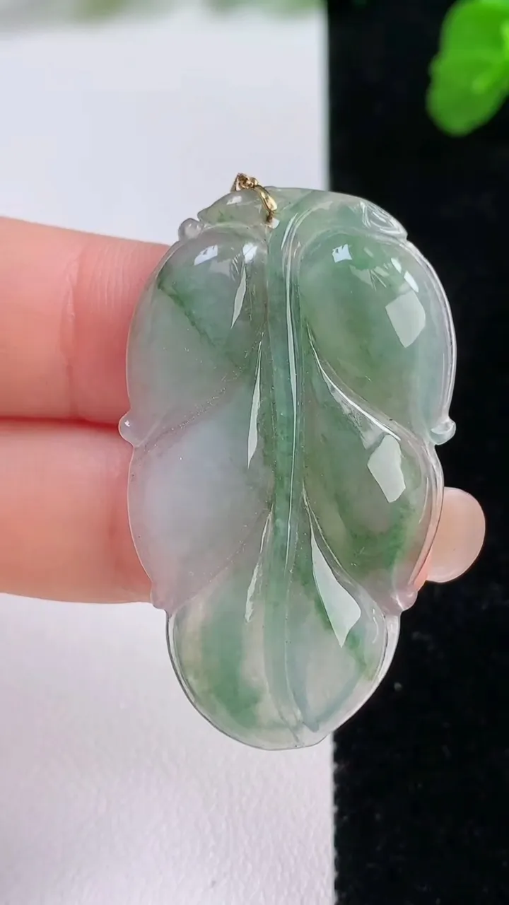 天然A货翡翠金枝玉叶叶子吊坠，尺寸42.2-25.2-4，重量:7.50g
8月27日