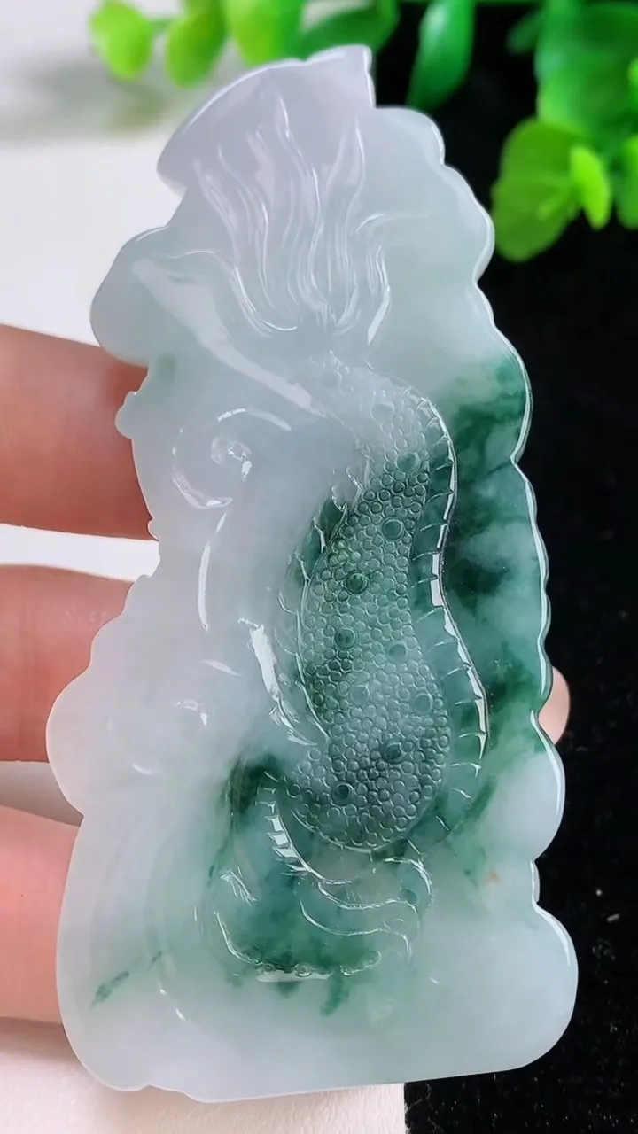天然A货翡翠飘花祥龙关公吊坠，尺寸80.7-39.4-11，重量:50.86g
8月27日