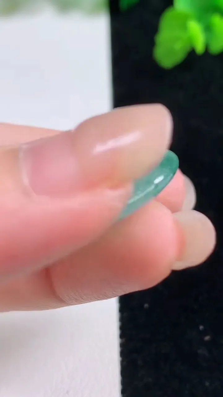 天然A货翡翠平安扣吊坠，尺寸26.4-4.8，重量:7.50g
8月27日