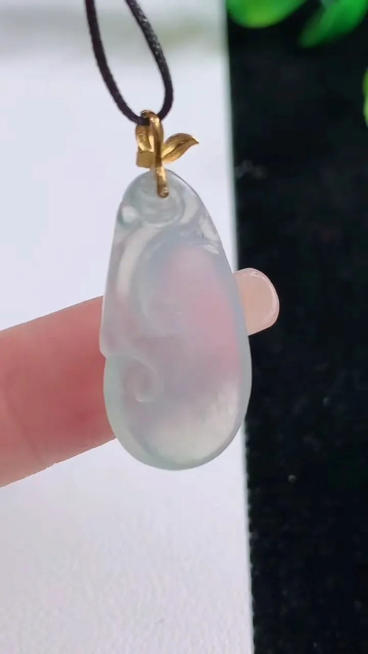 天然A货翡翠种白冰如意吊坠，尺寸26.8-12-3.6，重量:2.48g
8月27日