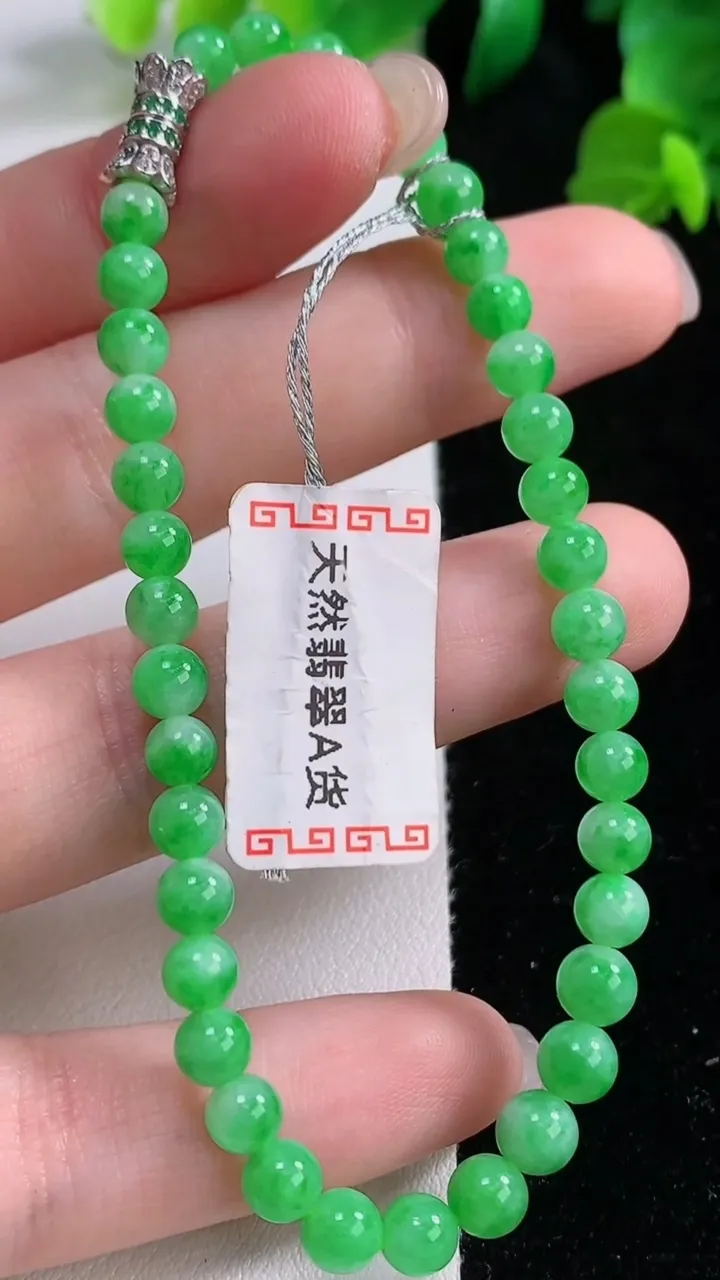 天然A货翡翠圆珠手串，尺寸4.8-38颗，重量:8.75g8月27日
工厂直销收藏佳品,种好水足，色泽均匀，有种有色，上手高大气！