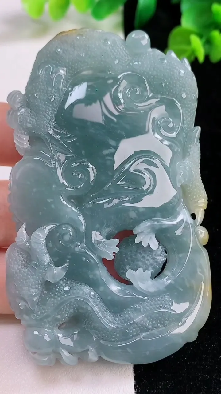 天然A货翡翠龙牌吊坠，尺寸79.7-48.3-11.3，重:72.64g
8月27日
