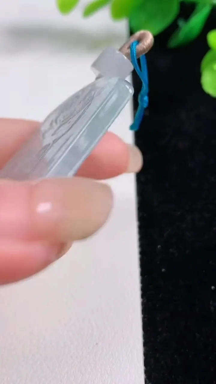 天然A货翡翠仿古无事牌吊坠，尺寸54.7-41.2-3.3，重量:23.65g
8月27日