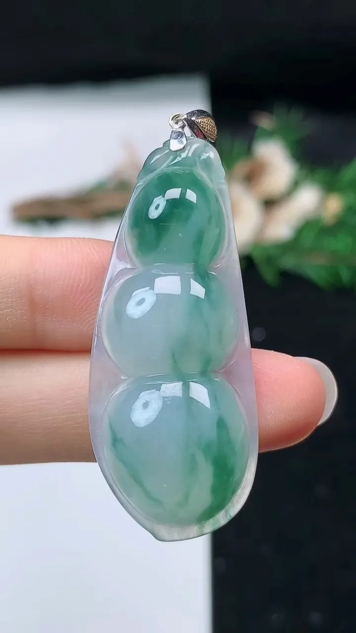 天然A货翡翠冰种飘花福豆吊坠，尺寸43.8-18.6-7.3，重量:9.00g
8月27日