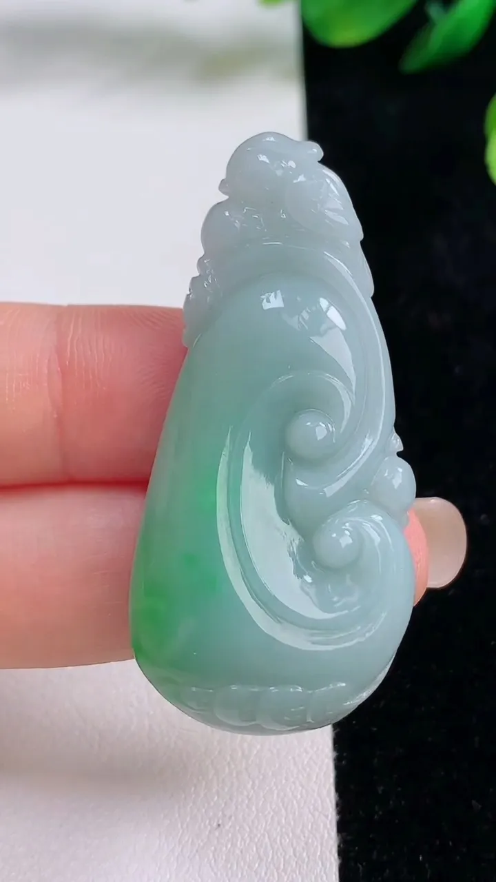 天然A货翡翠如意吊坠，尺寸48.5-22.8-7，重量:12.30g
8月27日