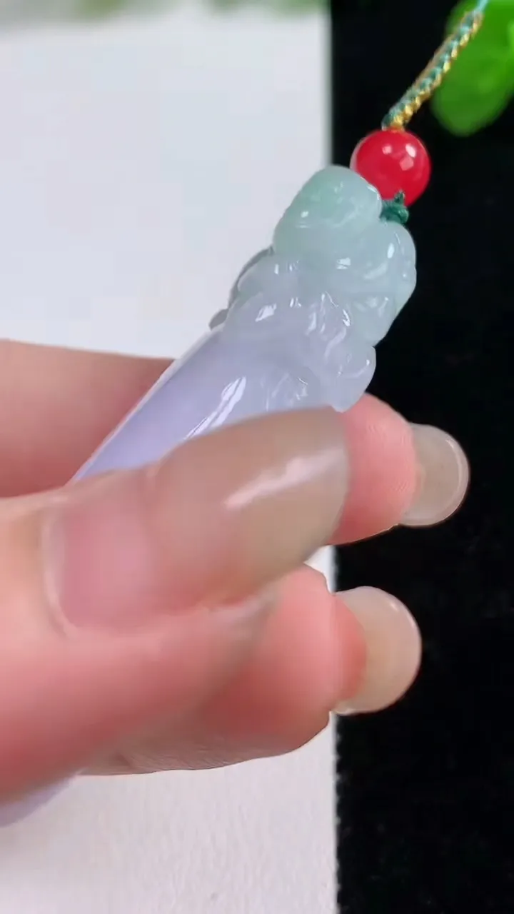天然A货翡翠春带彩紫罗兰福瓜吊坠，尺寸54.8-21.7-12，重量:24.21g
8月27日