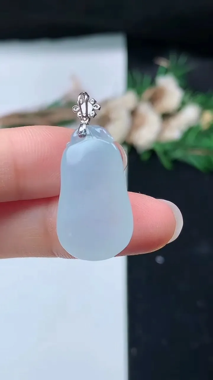天然A货翡翠白冰福瓜吊坠，尺寸24-14.2-6.4，重量:4.29g
8月27日