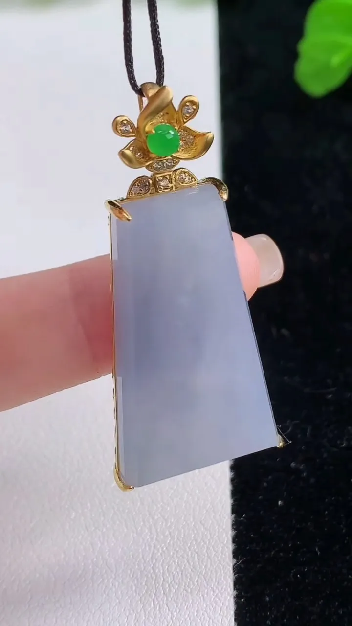 天然A货翡翠18k金紫罗兰无事牌吊坠，尺寸43.8-33-19.8-6.5，重量:8.61g
8月27日