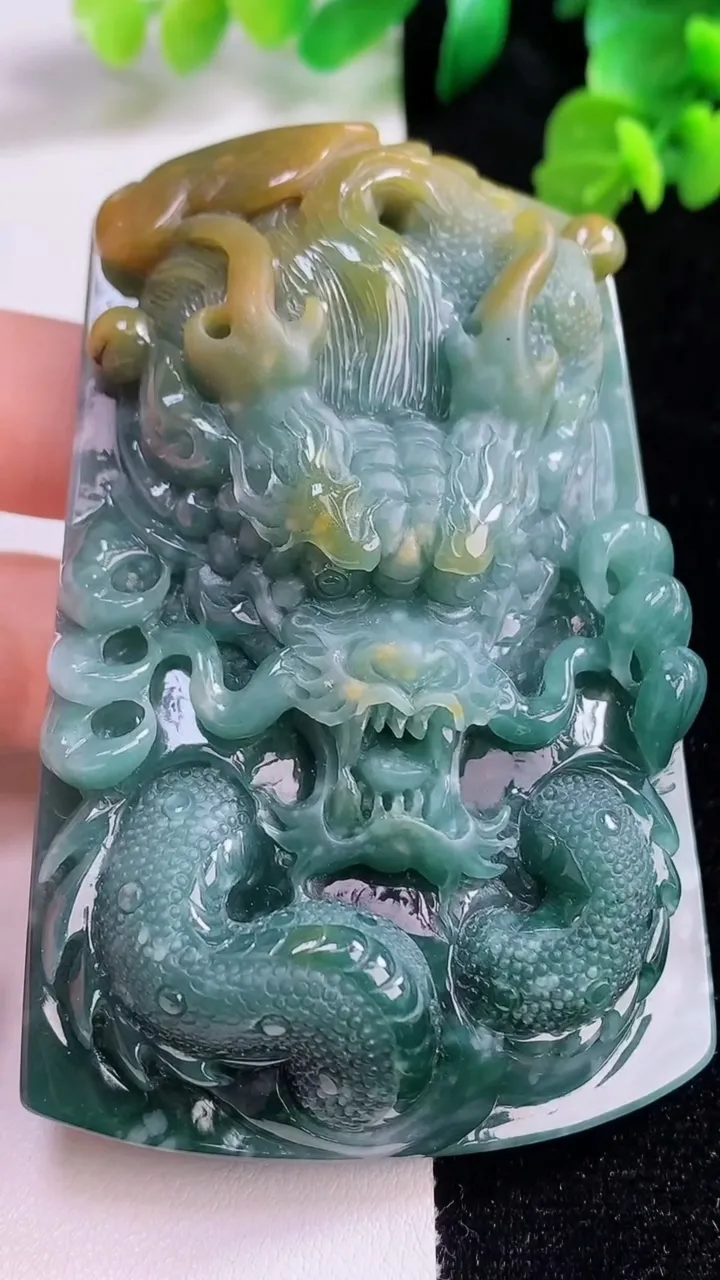 天然A货翡翠蓝水双彩龙牌吊坠，尺寸80-52-18，重135.45g
8月27日