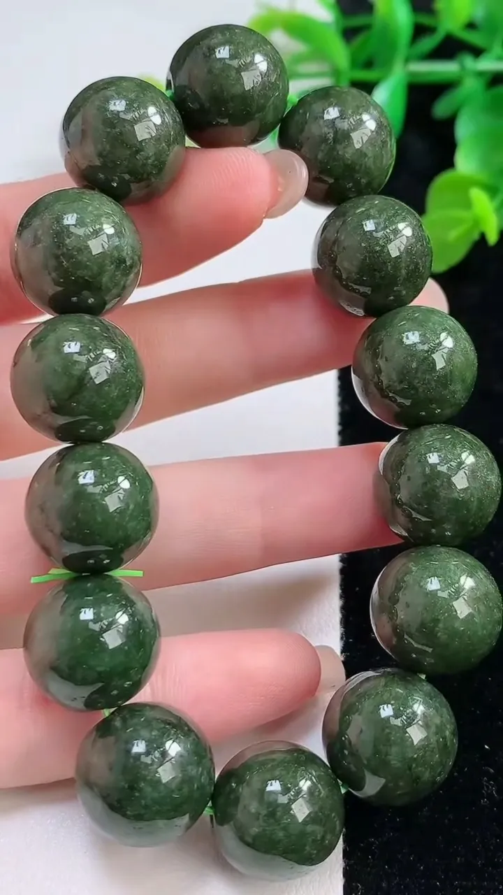 天然A货翡翠圆珠手串14颗，尺寸 16，重: 86.51g8月27日
工厂直销收藏佳品,种好水足，色泽均匀，有种有色，上手高大气！