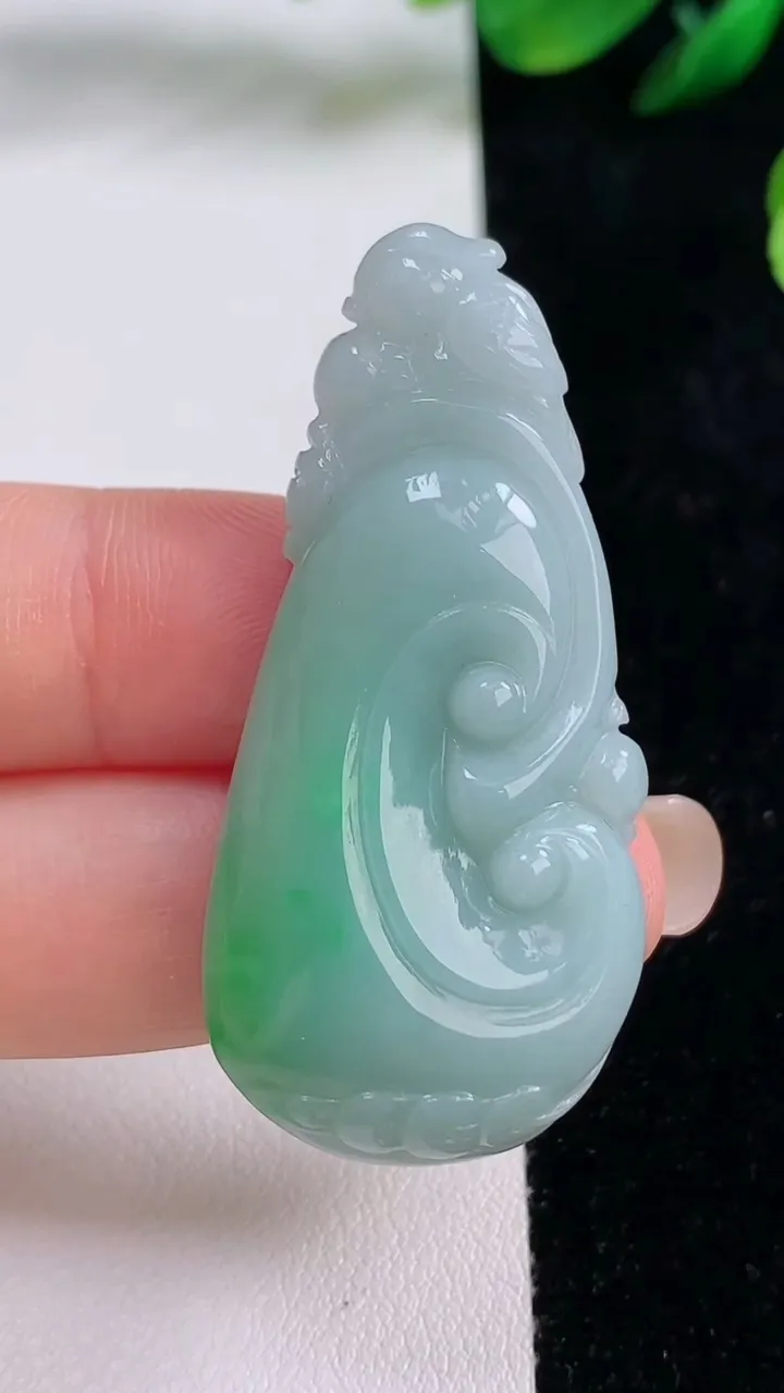 天然A货翡翠如意吊坠，尺寸48.5-22.8-7，重量:12.30g
8月27日