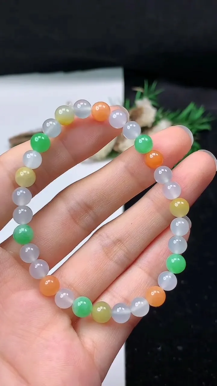 天然A货翡翠三彩圆珠手串，尺寸5.9-30颗，重量:10.06g8月27日
工厂直销收藏佳品,种好水足，色泽均匀，有种有色，上手高大气！
