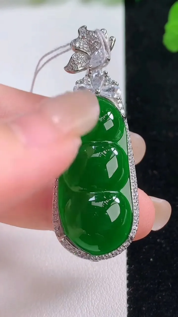 天然A货翡翠福豆吊坠，尺寸51.3-18.3-11，裸石33.2-15.6重量:10.36g
8月2