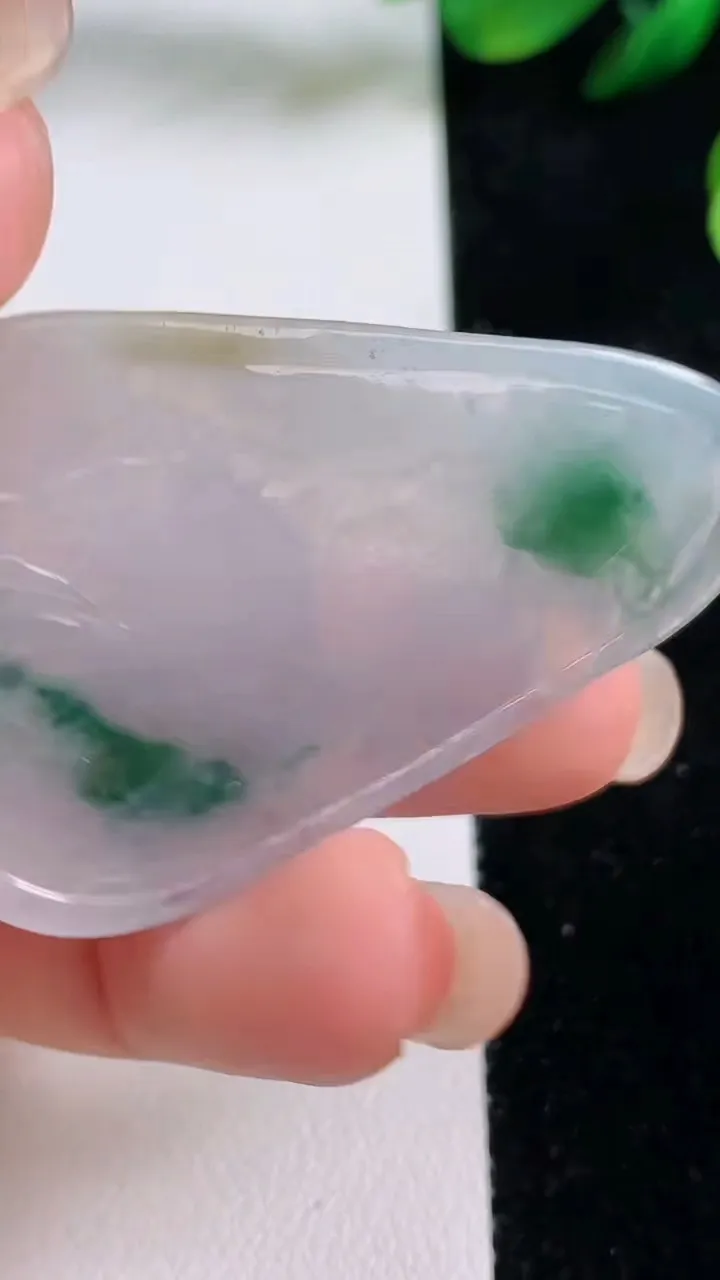 天然A货翡翠双彩生肖虎 虎牌吊坠，尺寸48.2-32-4.8，重量:11.91g
8月27日