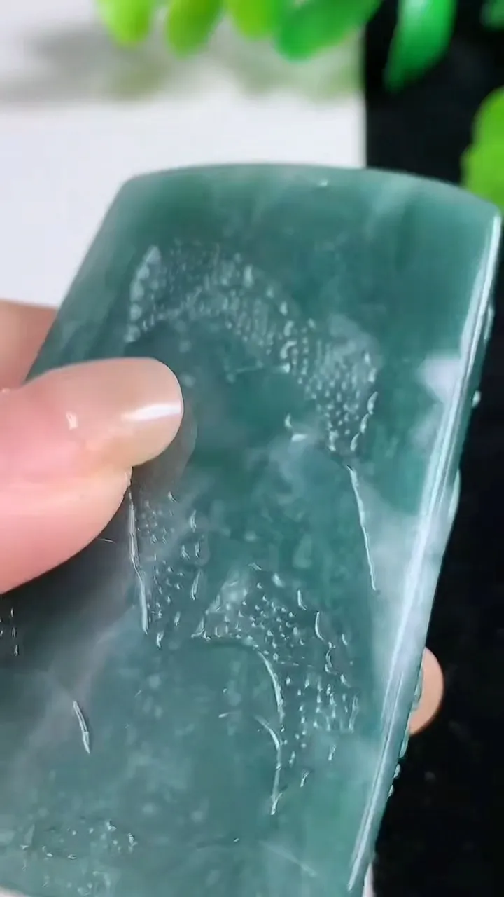 天然A货翡翠蓝水山水牌吊坠，尺寸 64-40-7，重: 47.16g
8月27日