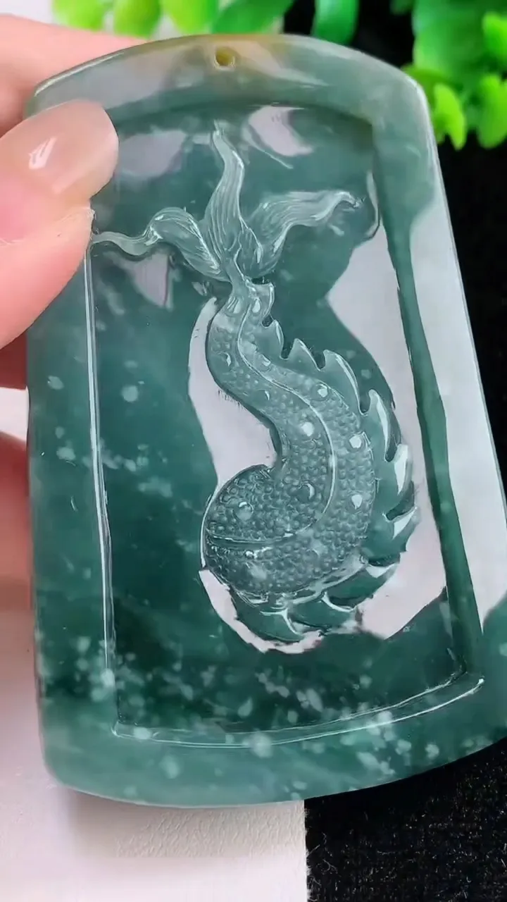 天然A货翡翠蓝水双彩龙牌吊坠，尺寸80-52-18，重135.45g
8月27日