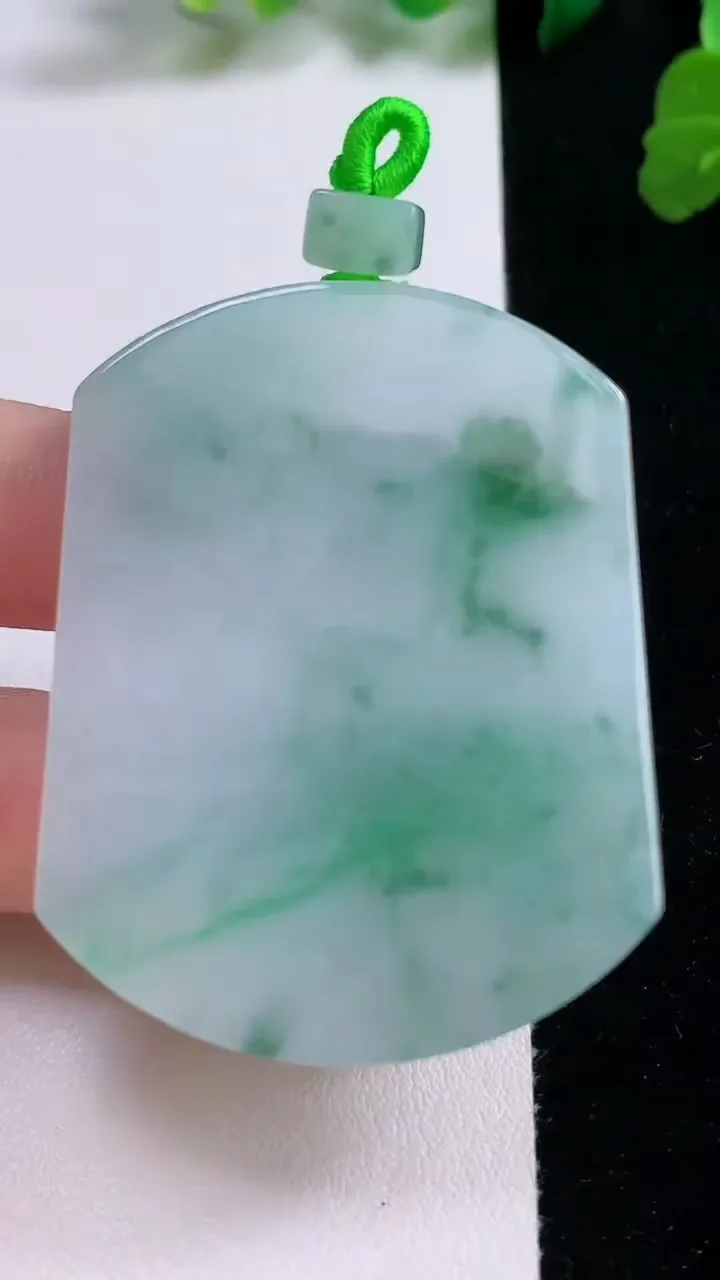 天然A货翡翠无事牌吊坠，尺寸52-40.3-5.5，重量:34.20g
8月27日