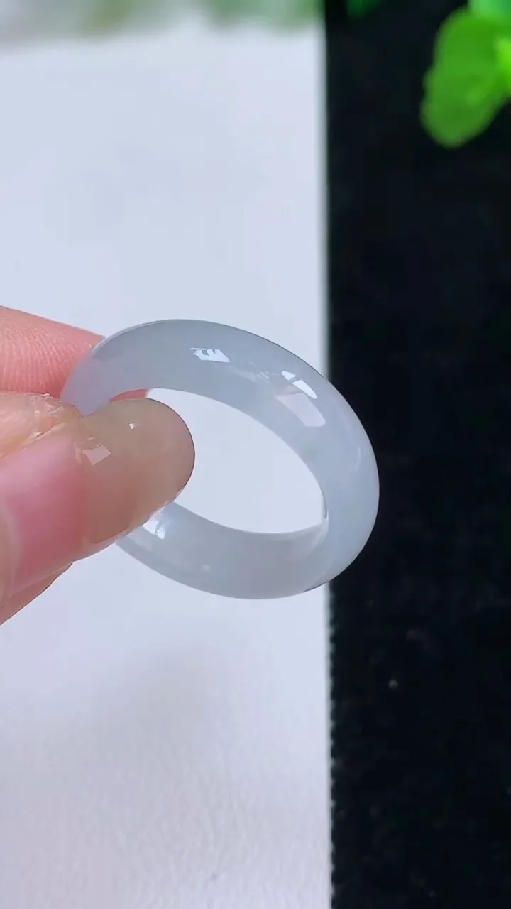 天然A货翡翠戒指指环，尺寸18.5-6-3，重量:3.70g2025年8月27日
工厂直销收藏佳品,种好水足，色泽均匀，有种有色，上手高大气！